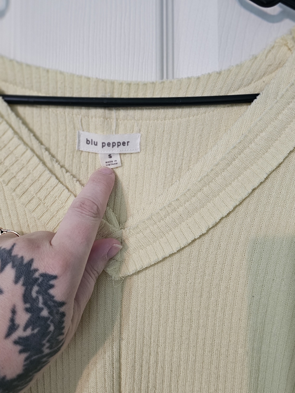 Blu Pepper Cream V-Neck Ribbed Women's Sweater - Picture 2 of 3